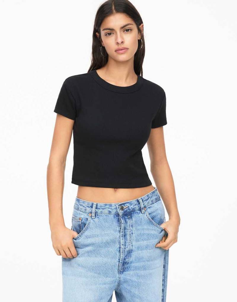 Pull & Bear - Geripptes Cropped-T-Shirt in Schwarz von Pull & Bear