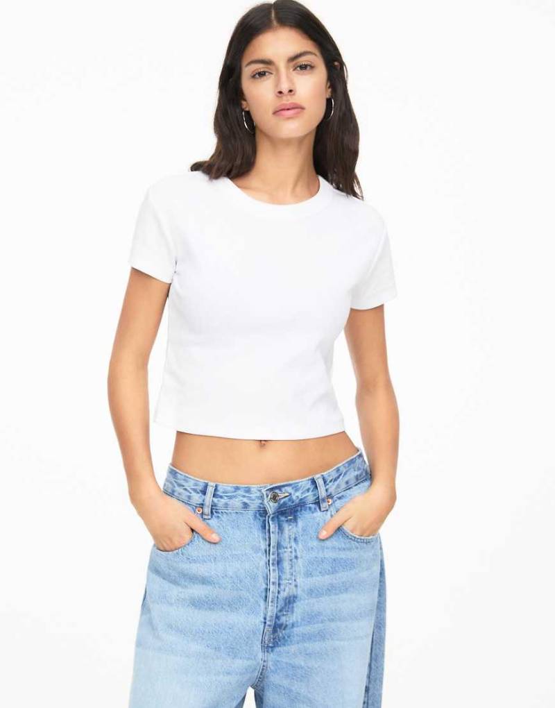 Pull & Bear - Geripptes Cropped-T-Shirt in Weiß von Pull & Bear