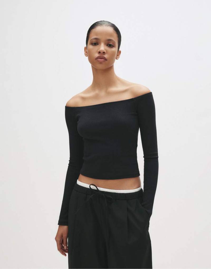 Pull & Bear - Geripptes T-Shirt in Schwarz mit U-Ausschnitt von Pull & Bear