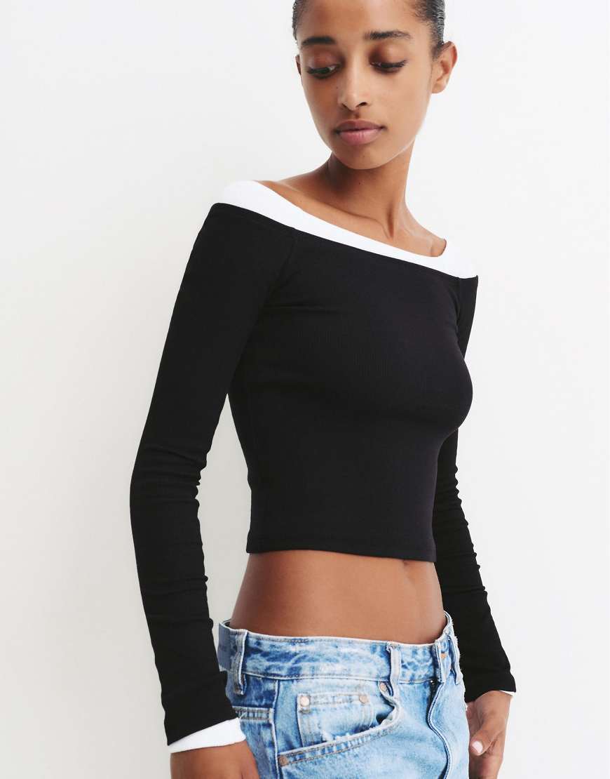 Pull & Bear - Geripptes T-Shirt in Schwarz mit U-Ausschnitt Pull & Bear - Geripptes T-Shirt in Schwarz mit U-Ausschnitt von Pull & Bear