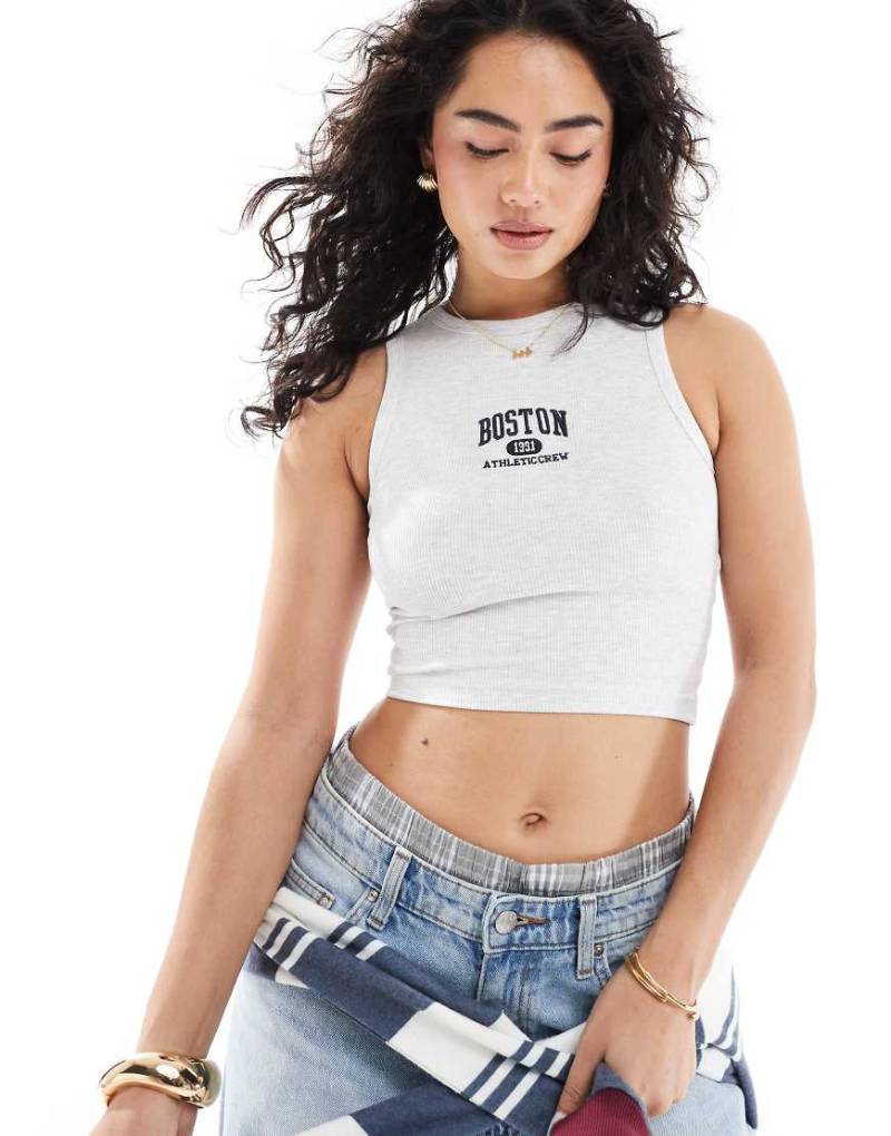 Pull & Bear - Geripptes Trägertop in Grau mit „Boston"-Logo und Ringerrücken von Pull & Bear