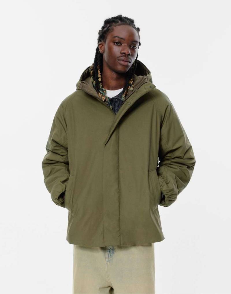 Pull & Bear - Gesteppte Regenjacke in Grün mit Kapuze von Pull & Bear