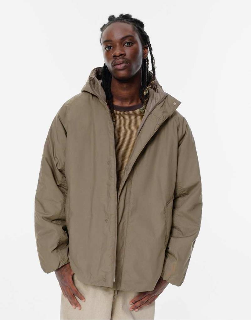 Pull & Bear - Gesteppte Regenjacke in Khaki mit Kapuze-Grün von Pull & Bear