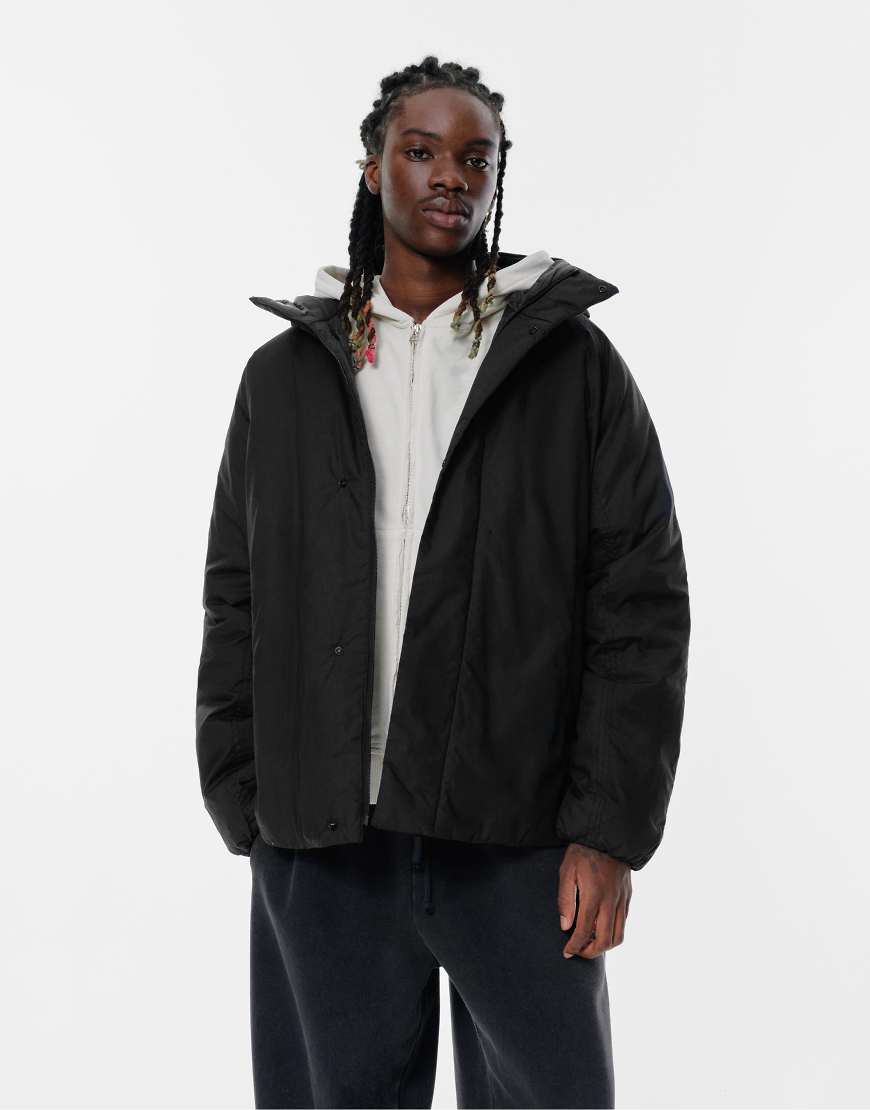 Pull & Bear - Gesteppte Regenjacke in Schwarz mit Kapuze von Pull & Bear