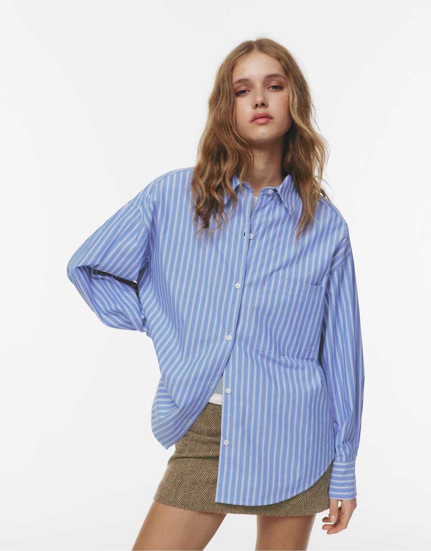 Pull & Bear - Gestreifte Oversize-Hemdbluse in Kobaltblau von Pull & Bear