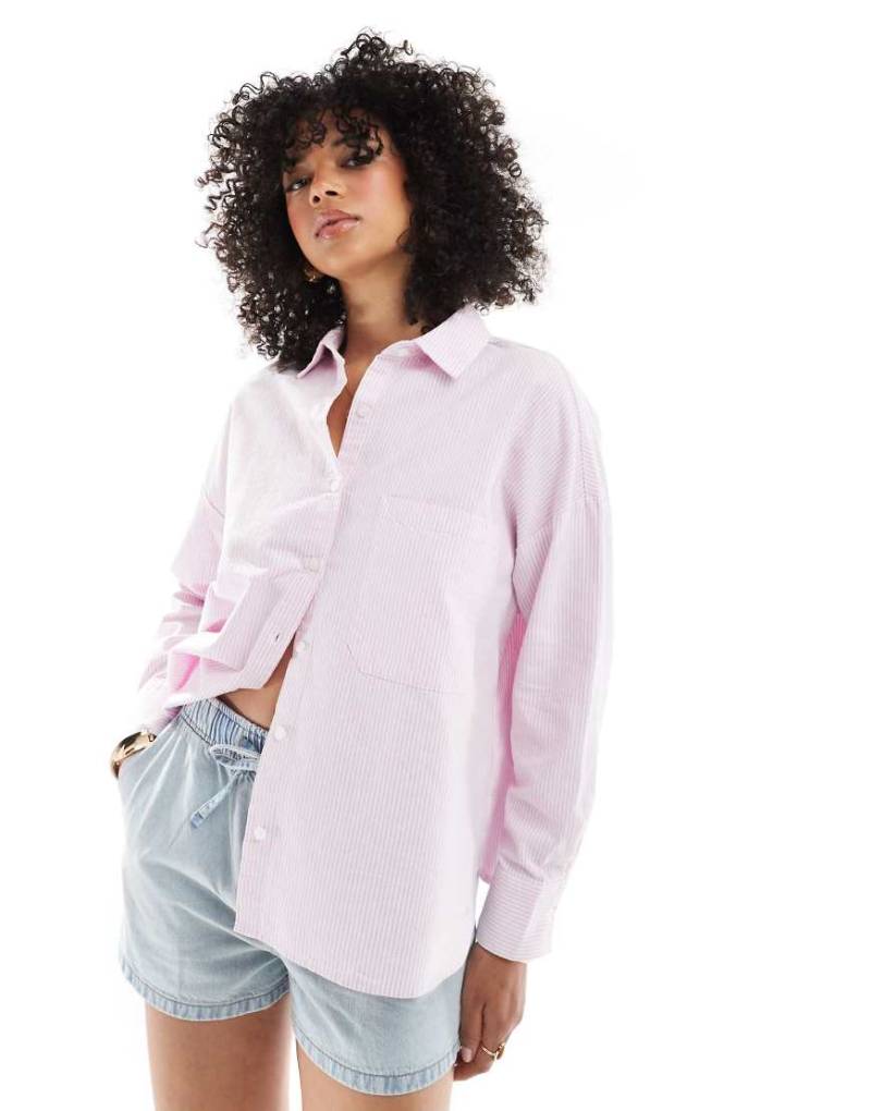 Pull & Bear - Gestreifte Oversize-Hemdbluse in Pastellrosa von Pull & Bear