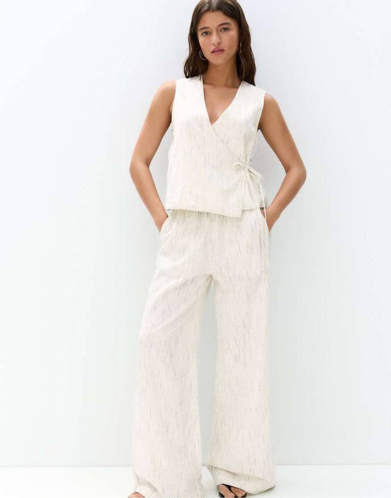 Pull & Bear - Gestreifte rustikale Jogginghose in mittlerem Ecru-Neutral von Pull & Bear