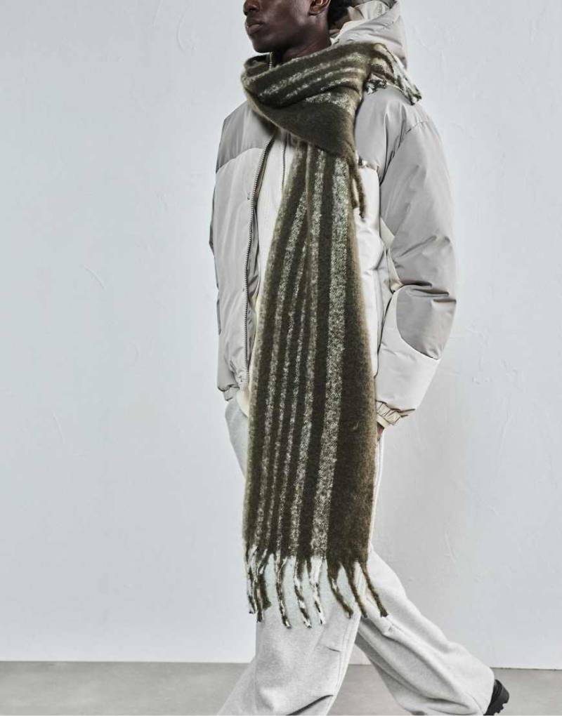 Pull & Bear - Gestreifter Fransenschal in Grün von Pull & Bear