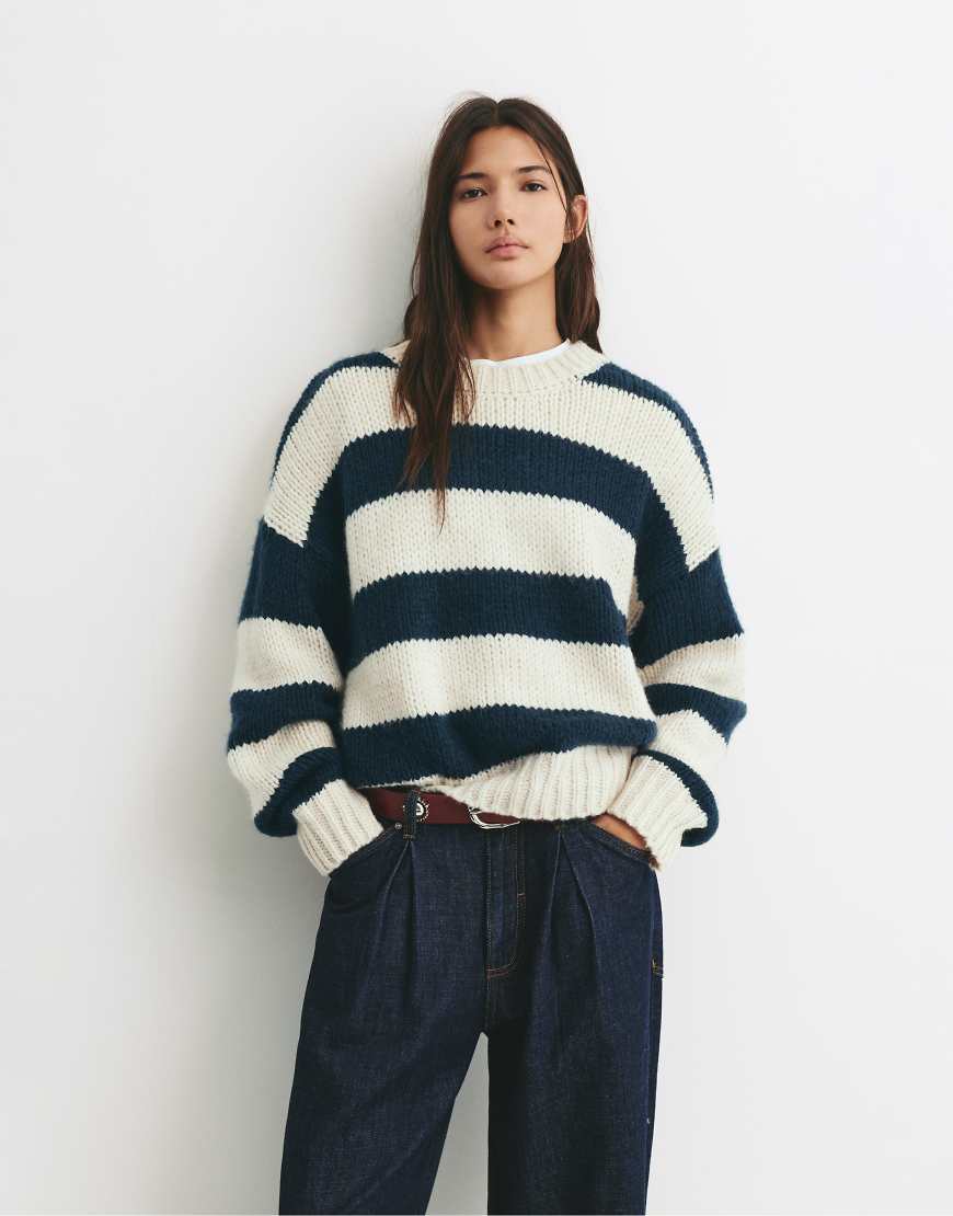 Pull & Bear - Gestreifter Grobstrick-Pullover in Marineblau Pull & Bear - Gestreifter Grobstrick-Pullover in Marineblau von Pull & Bear