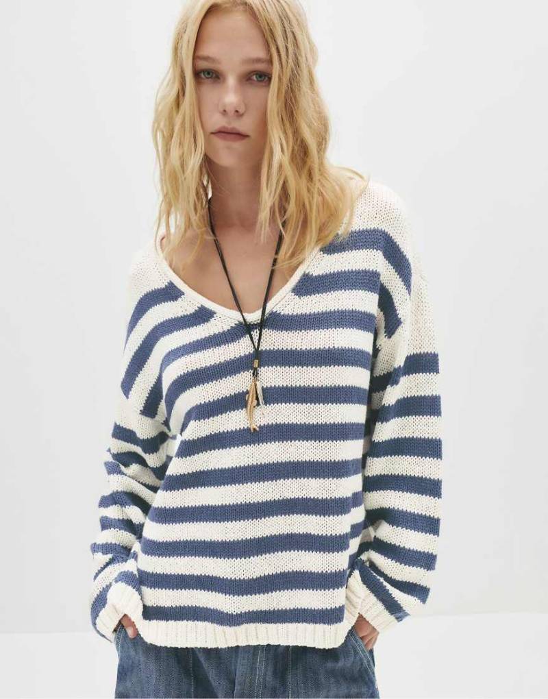 Pull & Bear - Gestreifter Pullover in Ecru/Marineblau mit V-Ausschnitt-Bunt von Pull & Bear