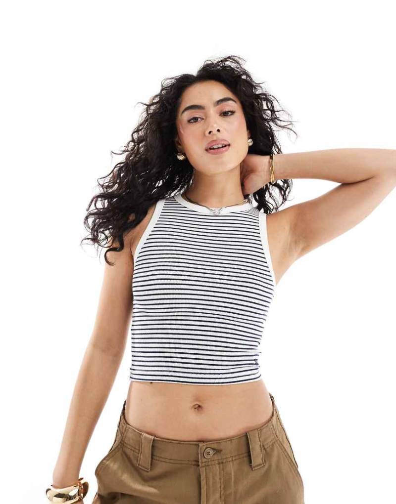 Pull & Bear - Gestreiftes, geripptes Trägertop in Weiß mit Ringerrücken von Pull & Bear