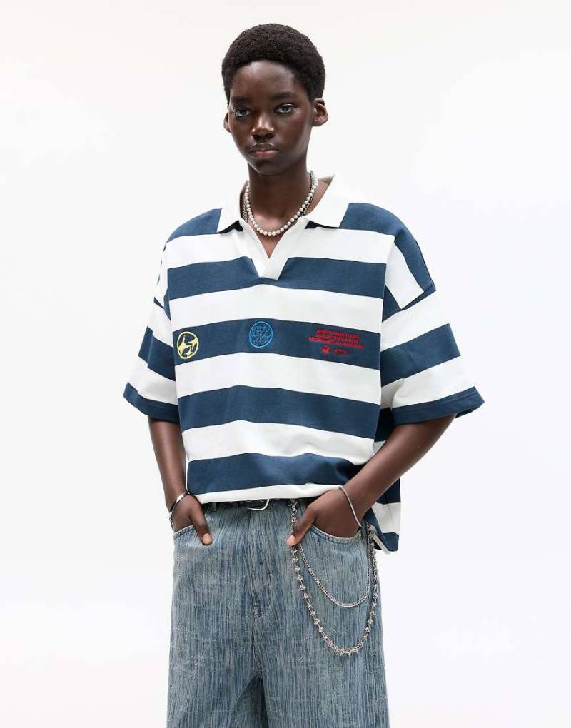 Pull & Bear - Gestreiftes, kurzärmliges Polohemd in Wollweiß mit Stickerei von Pull & Bear