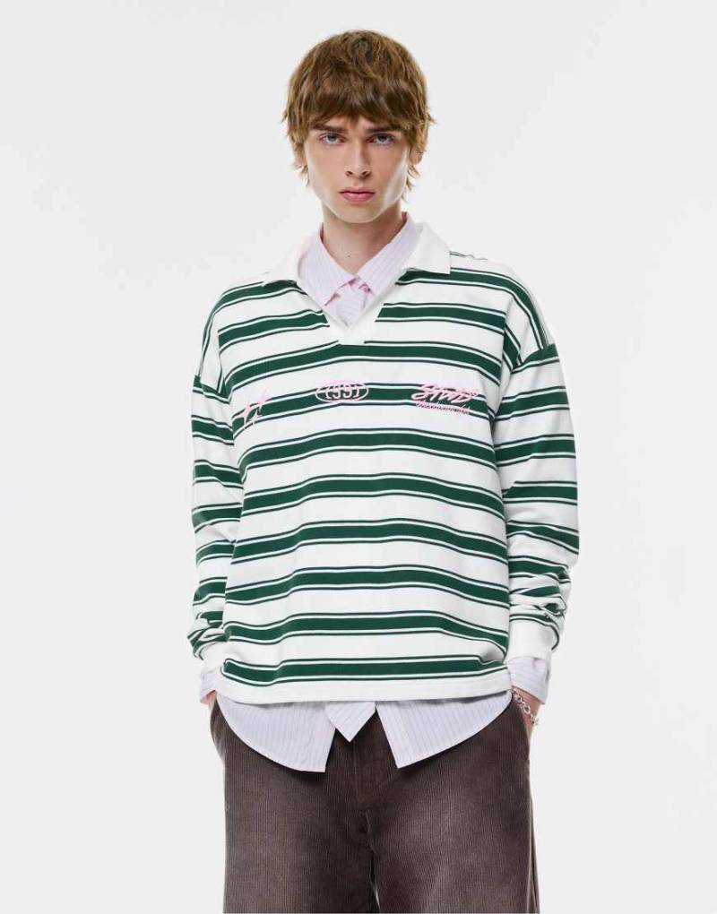 Pull & Bear - Gestreiftes Polohemd in Wollweiß mit „Stwd"-Logo von Pull & Bear