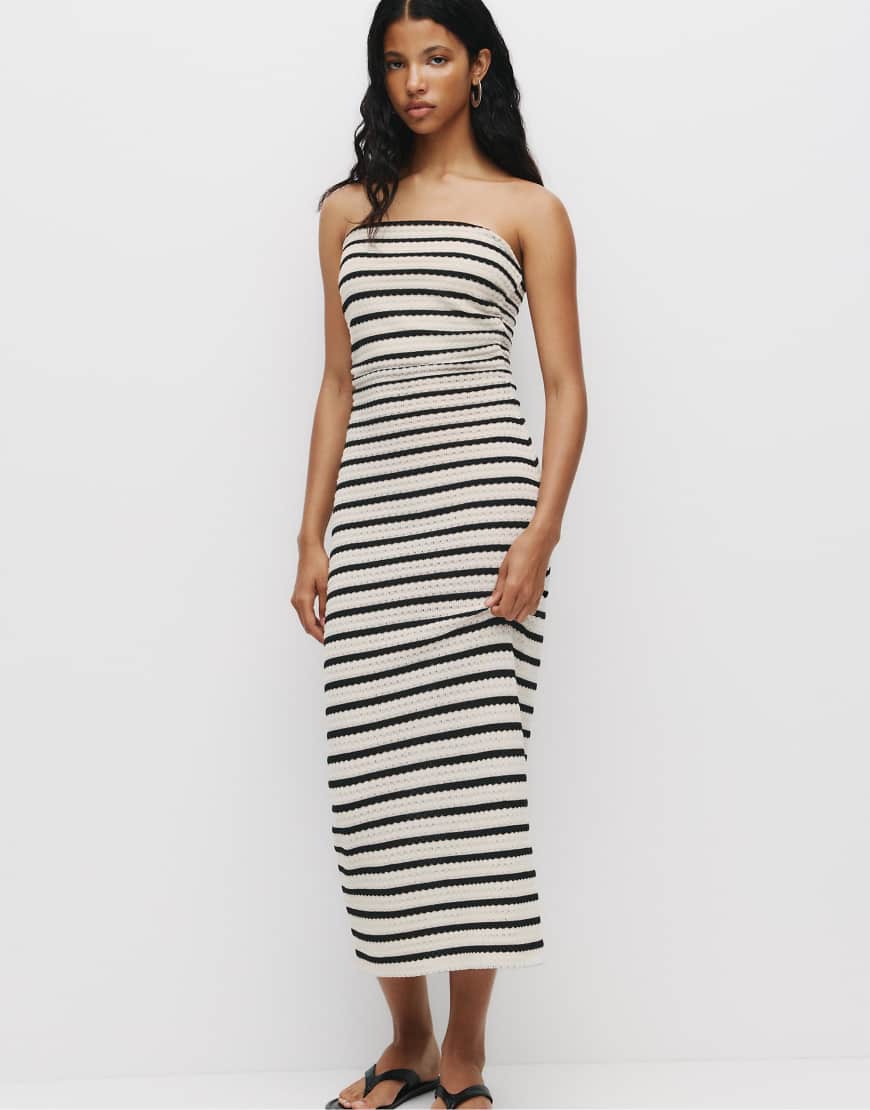 Pull & Bear - Gestreiftes Strick-Midikleid in Ecru/Schwarz-Bunt von Pull & Bear