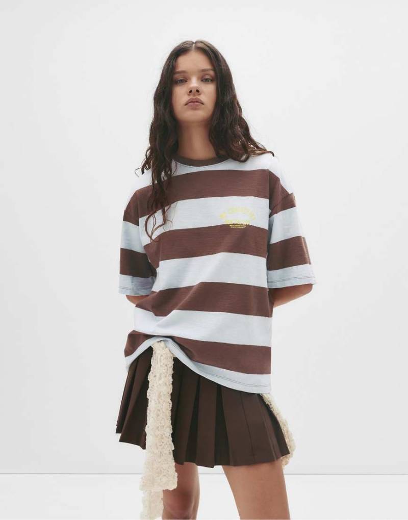 Pull & Bear - Gestreiftes T-Shirt in Braun mit Textprint-Brown von Pull & Bear