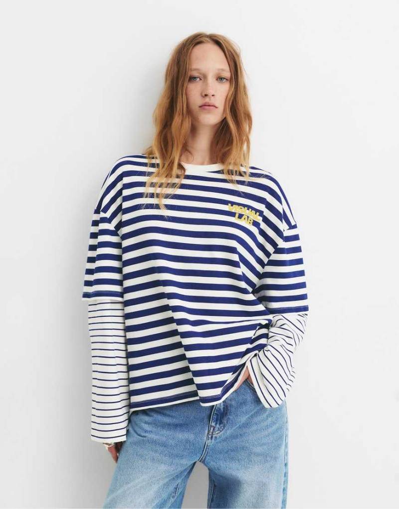 Pull & Bear - Gestreiftes T-Shirt in Braun mit doppellagigen Ärmeln-Bunt von Pull & Bear