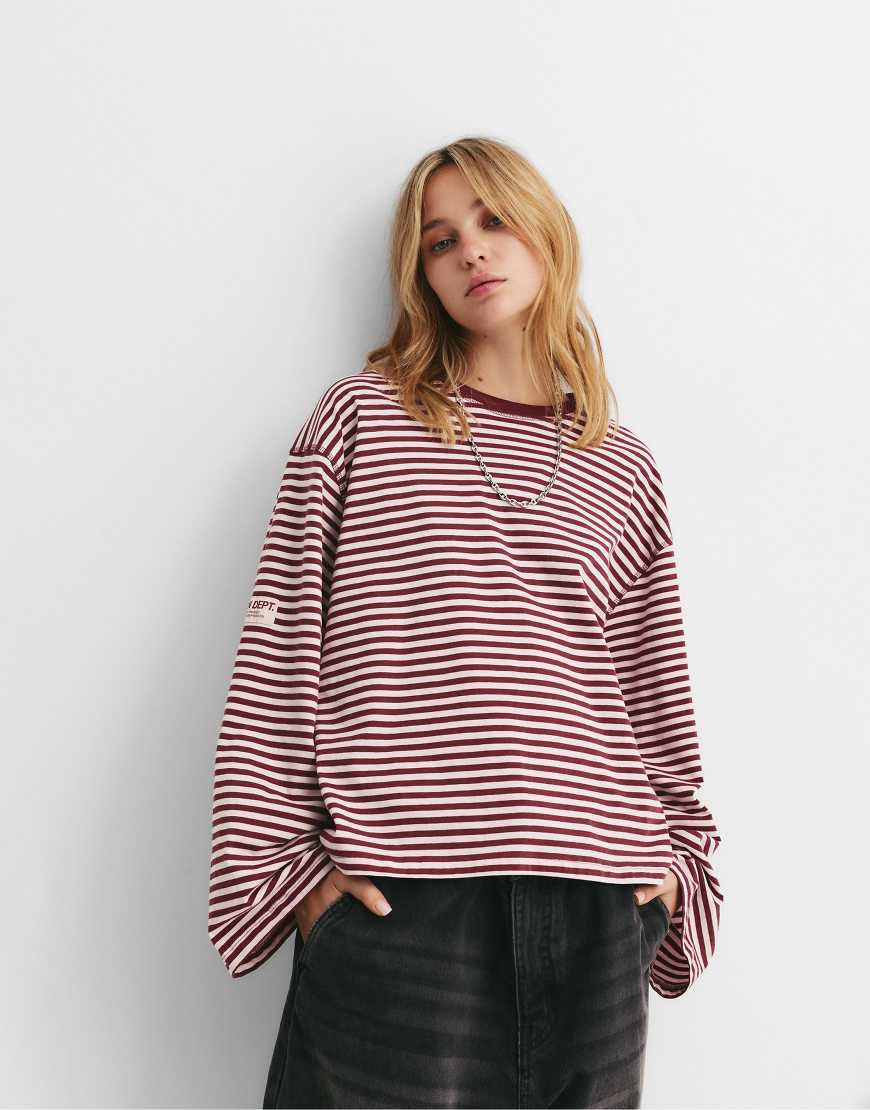 Pull & Bear - Gestreiftes T-Shirt in Burgunderrot mit Stickerei von Pull & Bear