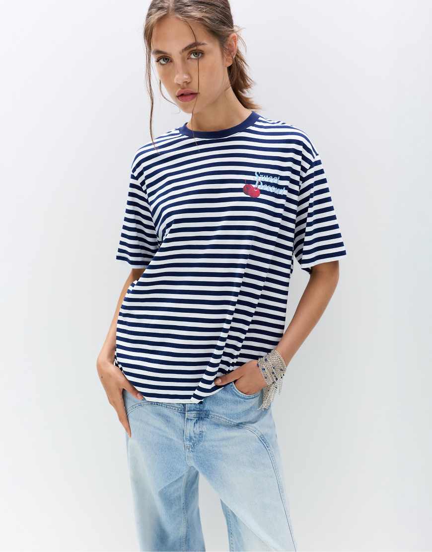 Pull & Bear - Gestreiftes T-Shirt mit Kirschmotiv-Bunt von Pull & Bear