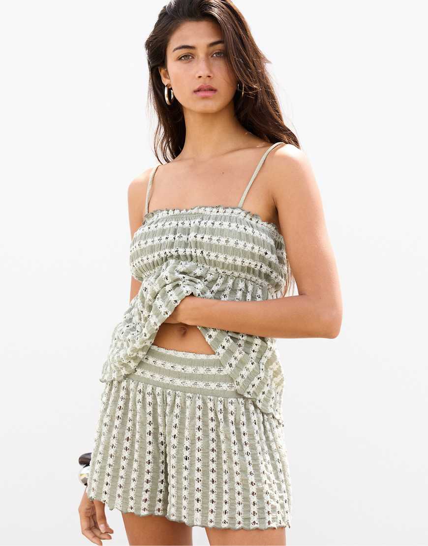 Pull & Bear - Gestrickte Shorts in Ecru/Grün mit Kräuselsaum-Bunt von Pull & Bear