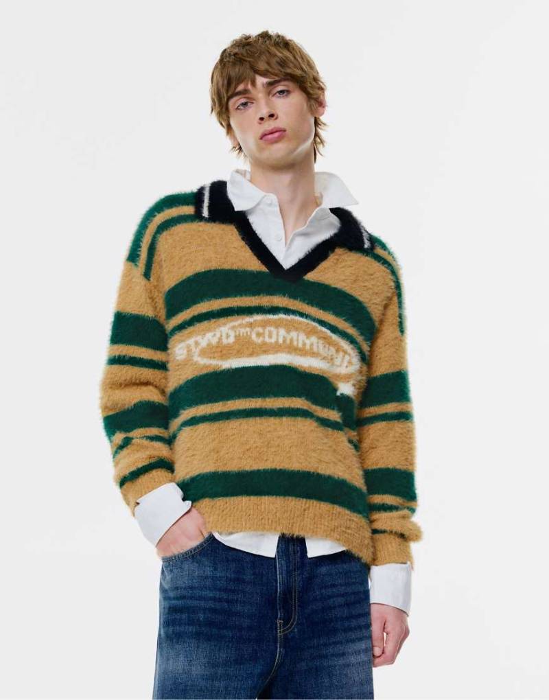 Pull & Bear - Gestricktes Polohemd in Dunkelgrün mit Streifen und „STWD"-Logo von Pull & Bear