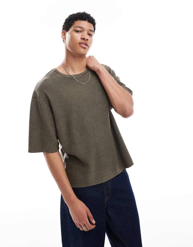 Pull & Bear - Gestricktes T-Shirt in verwaschenem Khaki-Grün von Pull & Bear