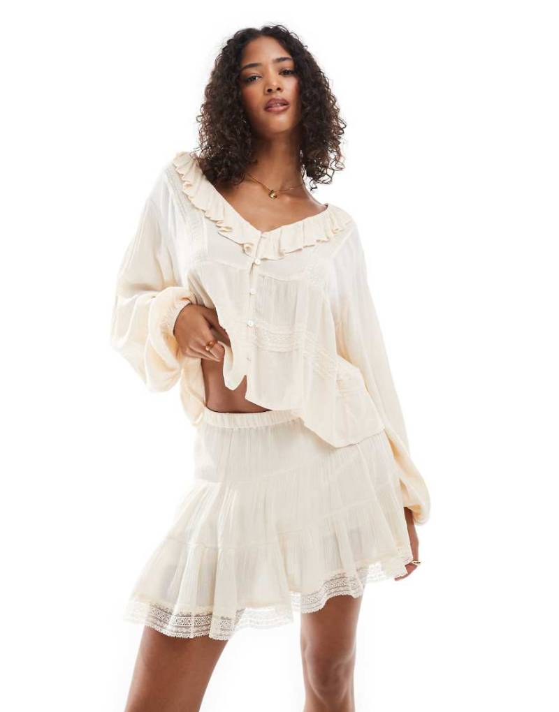 Pull & Bear - Gestufter Minirock in Ecru mit Spitzendetail, Kombiteil-Weiß von Pull & Bear