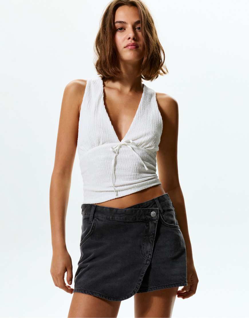 Pull & Bear - Gewickelter Mini-Jeansrock in Schwarz Pull & Bear - Gewickelter Mini-Jeansrock in Schwarz von Pull & Bear