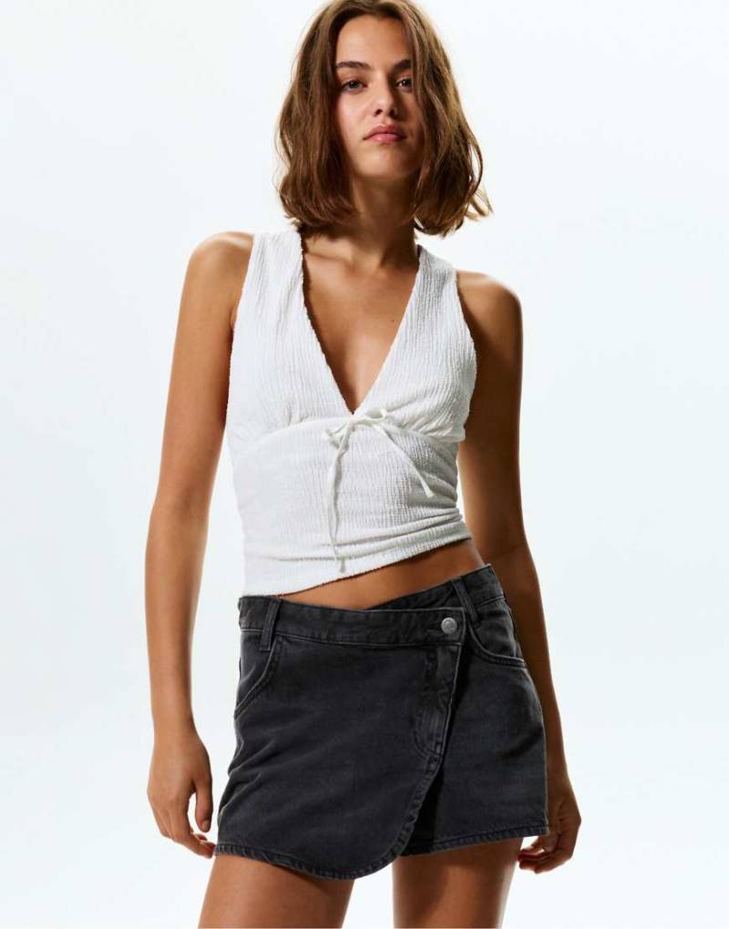 Pull & Bear - Gewickelter Mini-Jeansrock in Schwarz von Pull & Bear