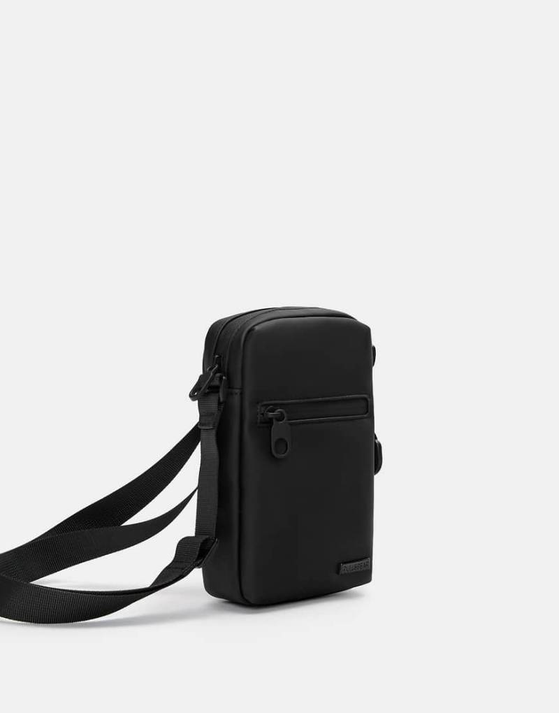 Pull & Bear - Gummierte Handytasche in Schwarz von Pull & Bear
