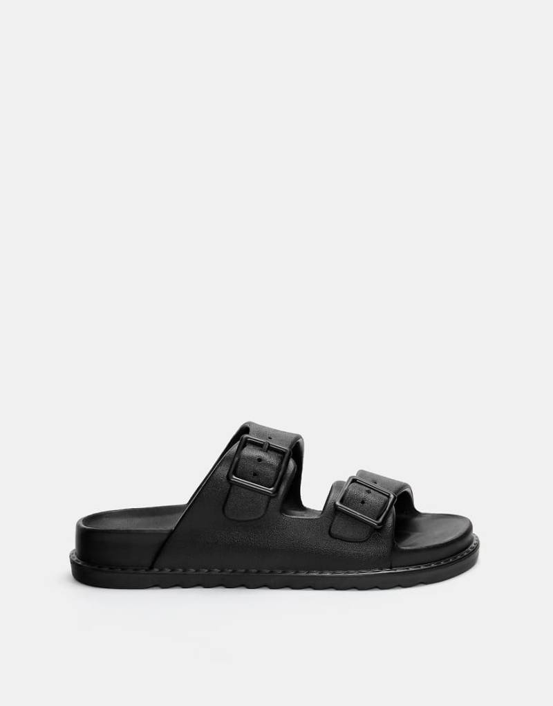 Pull & Bear - Gummierte Sandalen in Schwarz mit zwei Riemen und Schnallen von Pull & Bear