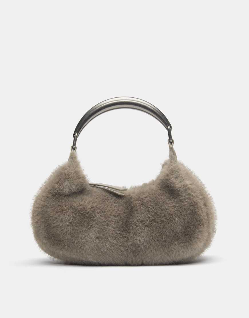 Pull & Bear - Handtasche aus Kunstpelz in Grau mit Metallgriff von Pull & Bear