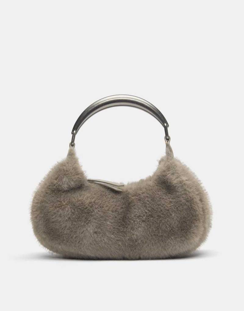 Pull & Bear - Handtasche aus Kunstpelz in Grau mit Metallgriff von Pull & Bear