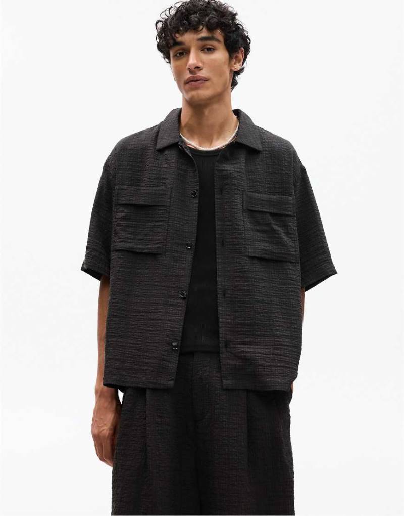 Pull & Bear - Hemd aus Seersucker in Schwarz gestreift von Pull & Bear