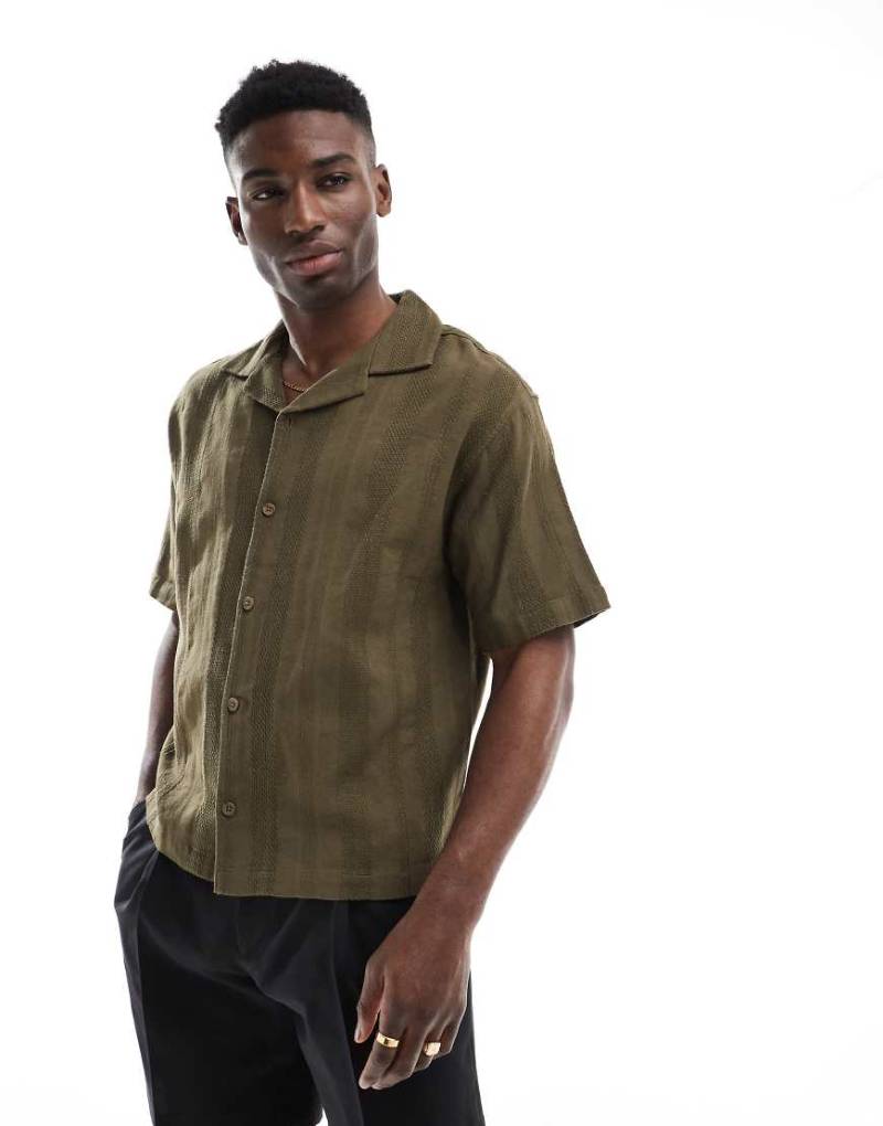 Pull & Bear - Hemd in Khaki mit strukturiertem Streifenmuster-Grün von Pull & Bear