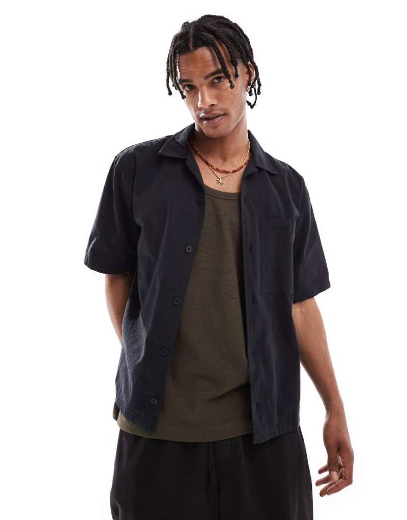 Pull & Bear - Hemd in Schwarz mit Knitterstruktur und Reverskragen von Pull & Bear