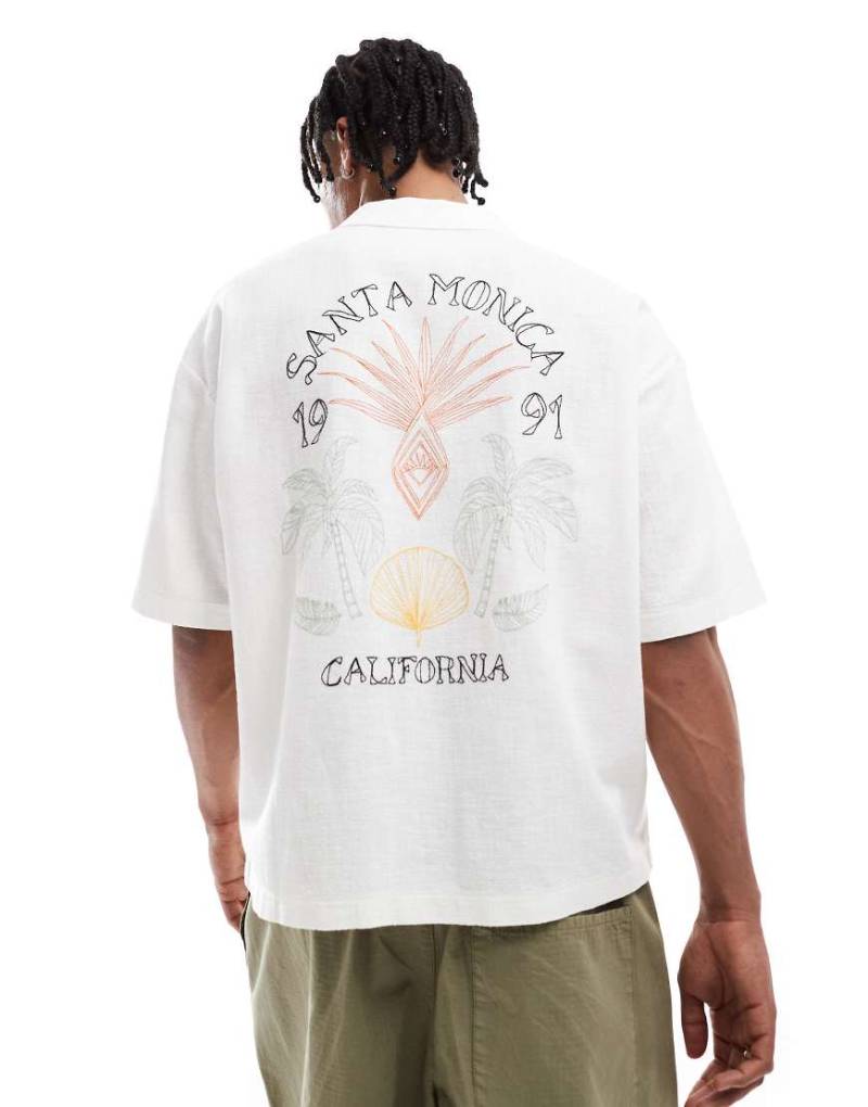 Pull & Bear - Hemd in Weiß mit „Santa Monica"-Print am Rücken von Pull & Bear