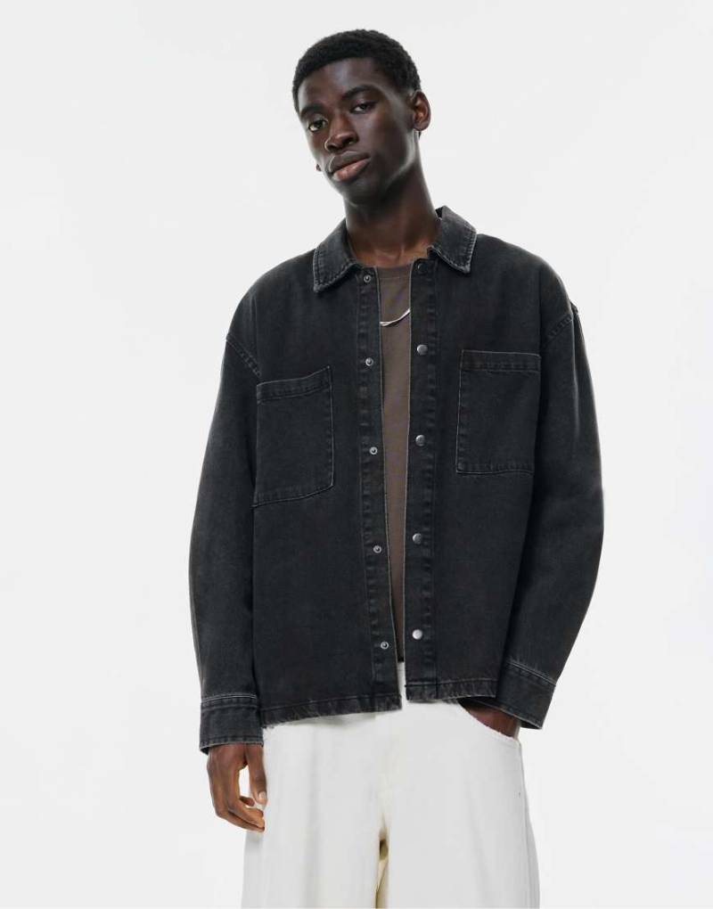 Pull & Bear - Hemdjacke in schwarzer Acid-Waschung von Pull & Bear