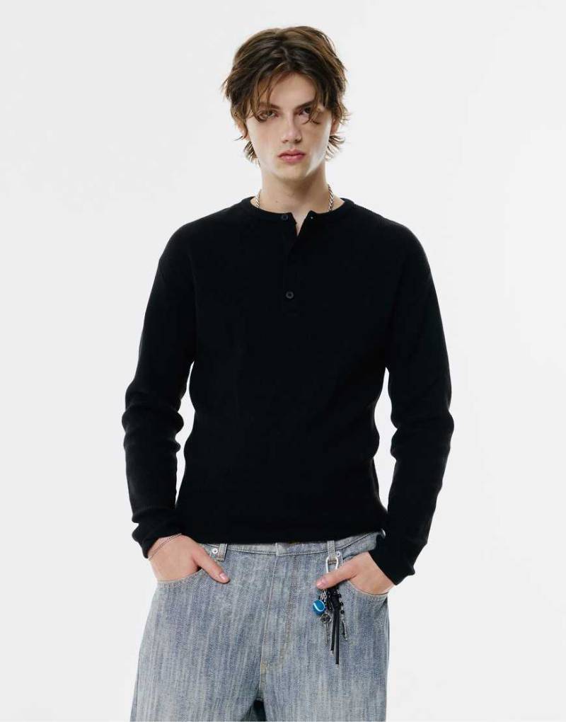 Pull & Bear - Henley-Pullover in Schwarz von Pull & Bear