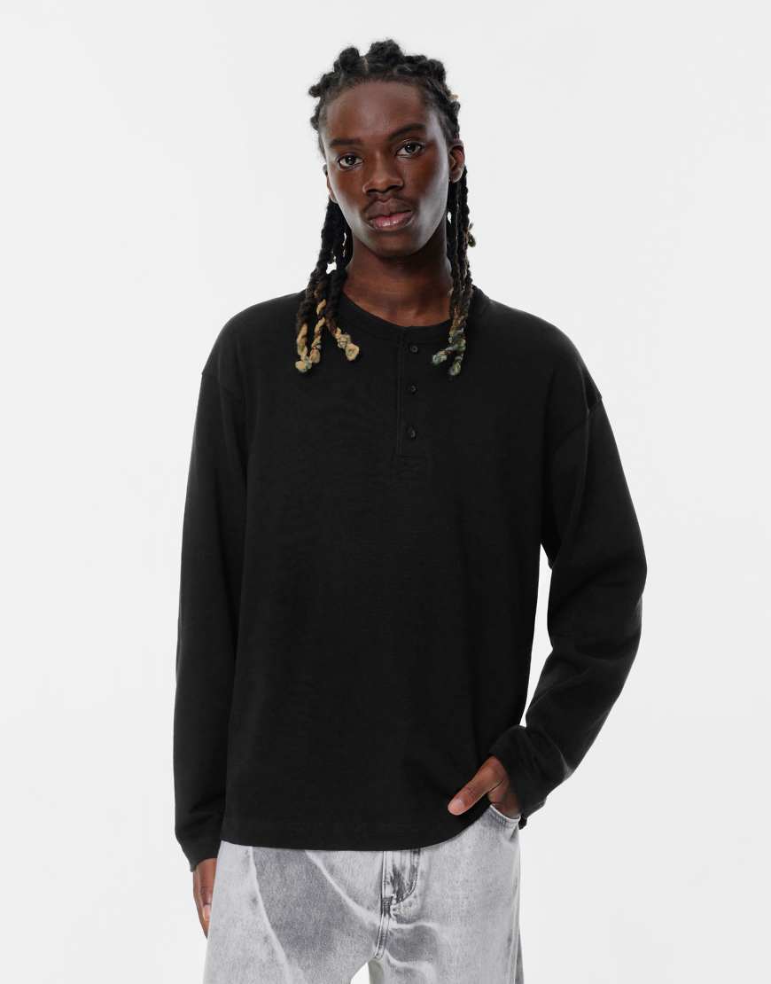 Pull & Bear - Henley-T-Shirt in Schwarz mit Knopfleiste von Pull & Bear