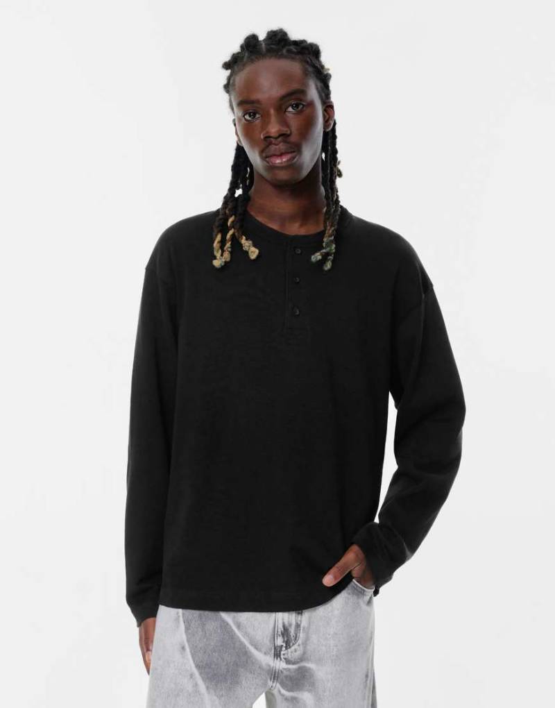 Pull & Bear - Henley-T-Shirt in Schwarz mit Knopfleiste von Pull & Bear