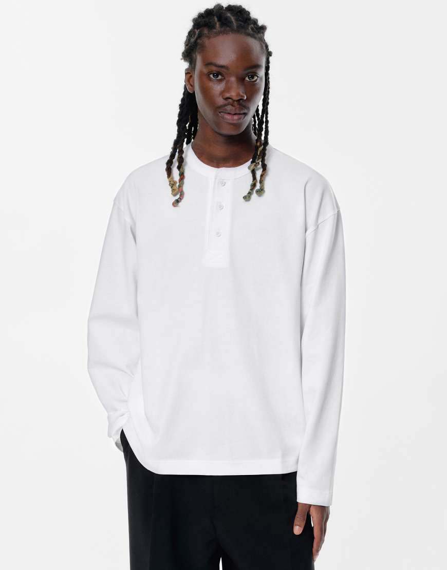 Pull & Bear - Henley-T-Shirt in Wollweiß mit Knopfleiste Pull & Bear - Henley-T-Shirt in Wollweiß mit Knopfleiste von Pull & Bear