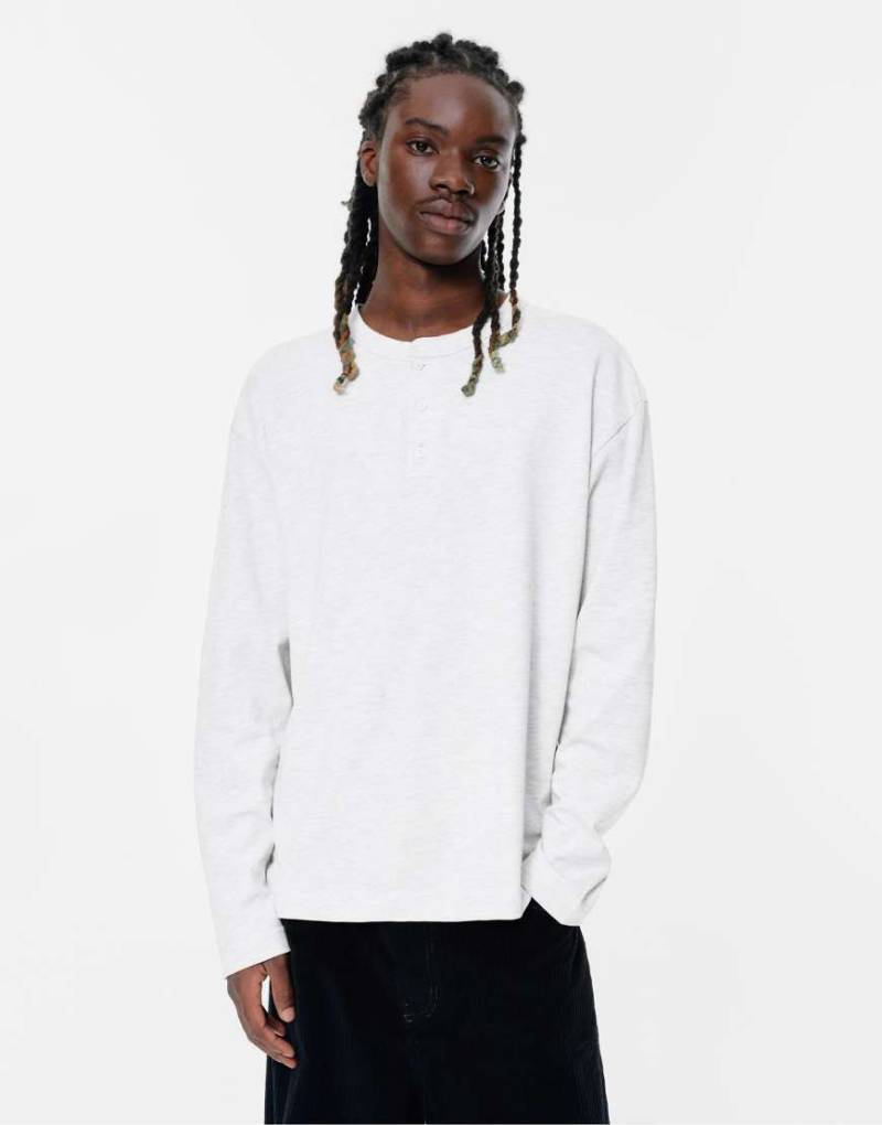 Pull & Bear - Henley-T-Shirt in meliertem Grau mit Knopfleiste von Pull & Bear