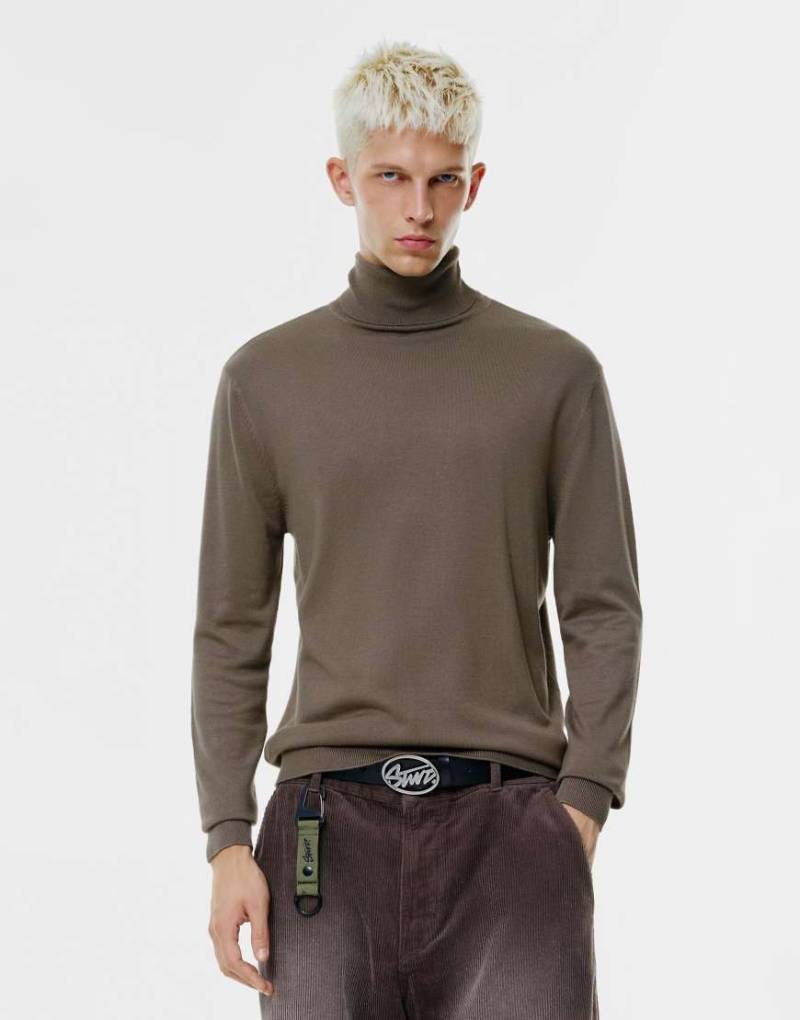 Pull & Bear - Hochgeschlossener Pullover in Maulwurfbraun-Brown von Pull & Bear