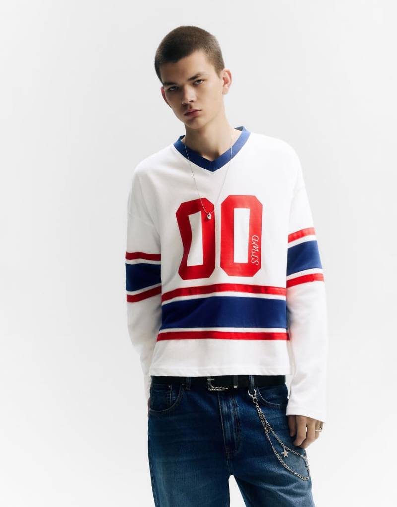 Pull & Bear - Hockey-T-Shirt in Weiß mit Bahnendesign und Zahlenprint von Pull & Bear