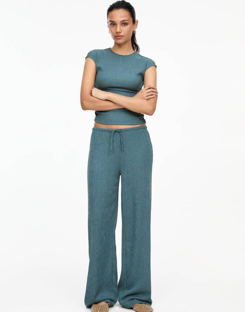 Pull & Bear - Hose aus Kreppstoff in Mittelblau mit weitem Beinschnitt von Pull & Bear
