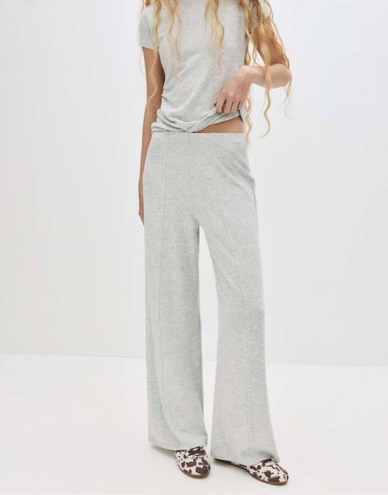 Pull & Bear - Hose aus Strickstoff in blassgrau meliert mit weitem Bein von Pull & Bear