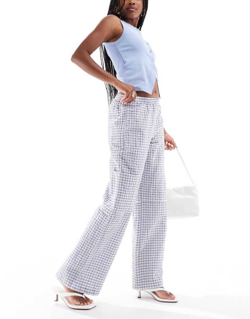 Pull & Bear - Hose in Blau mit Vichy-Karos, Tasche und weitem Bein von Pull & Bear