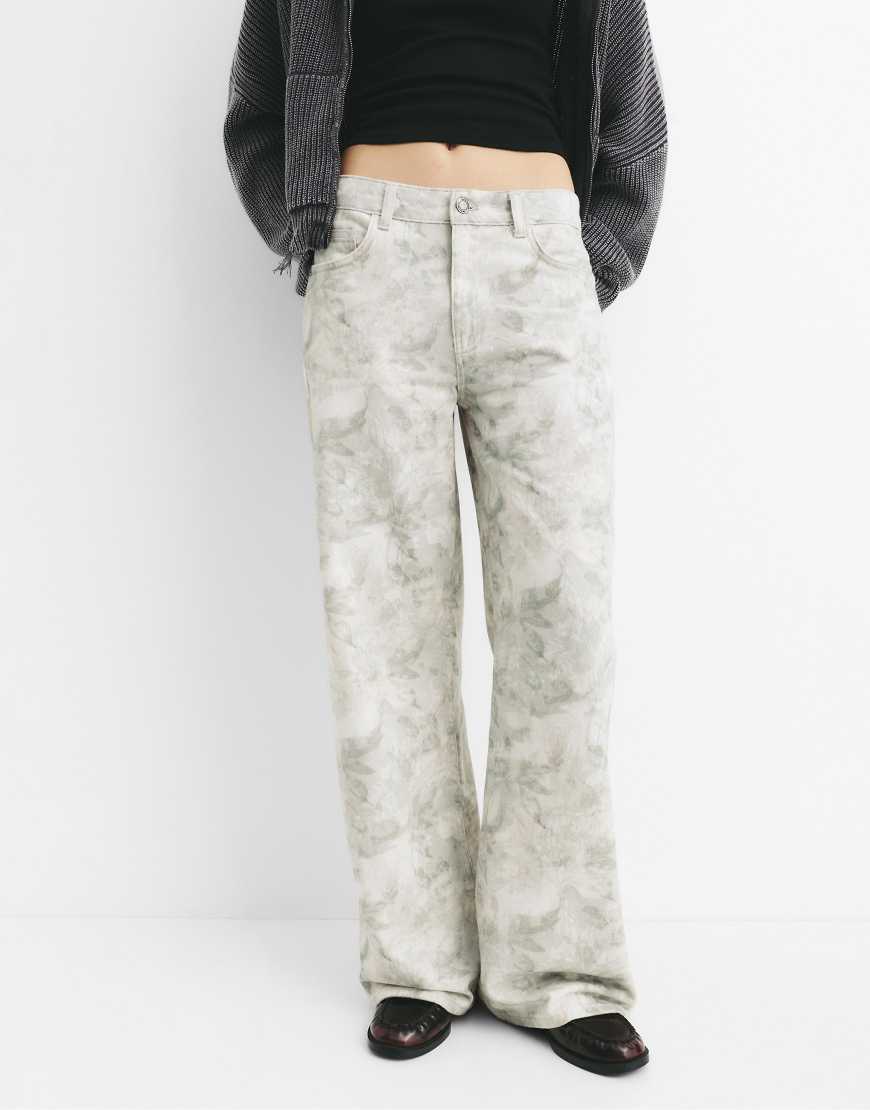 Pull & Bear - Hose in Flaschengrün mit Blattmuster von Pull & Bear