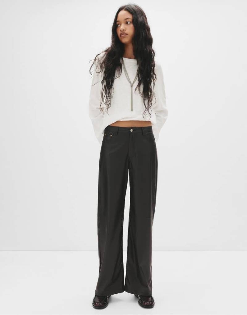 Pull & Bear - Hose in Lederoptik in Schwarz von Pull & Bear