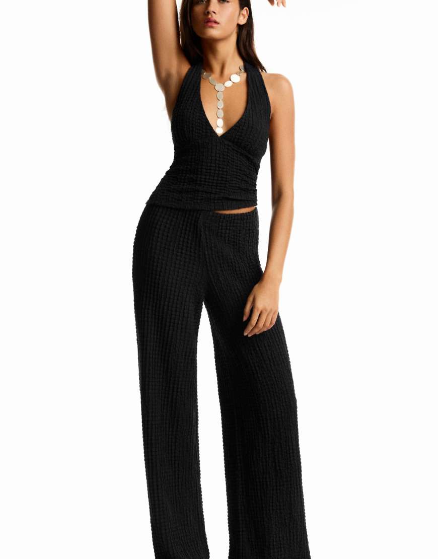 Pull & Bear - Hose in Schwarz mit geradem Bein und Knitterstruktur von Pull & Bear